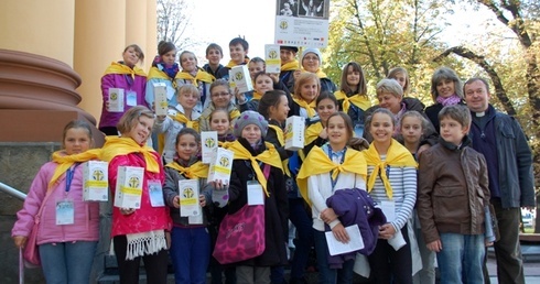 Uczniowie z PSP nr 34 czytali przed radomskim kościołem garnizonowym teksty Jana Pawła II