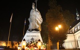 Pomnik Jana Pawła II w Łowiczu tuż po wieczornej modlitwie z udziałem bp. Andrzeja F. Dziuby i bp. Józefa Zawitkowskiego