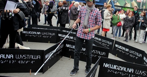 Każdy mógł się przekonać, że codzienność z białą laską nie jest prosta