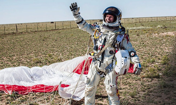 Felix Baumgartner wylądował  na pustyni  w Nowym Meksyku 