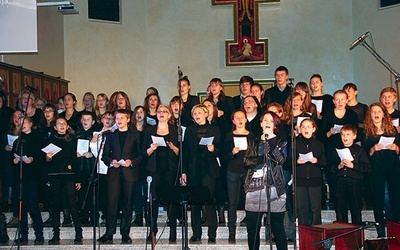 W koncercie finałowym, który miał miejsce w kościele Miłosierdzia Bożego na Zadębiu, wystąpili znani artyści i około 80 chórzystów