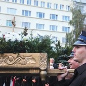 Relikwie błogosławionego Jana Pawła II nieśli m.in. przedstawiciele Straży Pożarnej