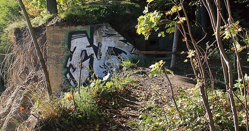 Piaszczysty grunt, na którym stoi bunkier, w każdej chwili może osunąć się w stronę plaży