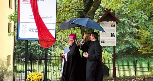 Uroczystego odsłonięcia nowej tablicy  informacyjnej dokonał abp Sławoj Leszek Głódź