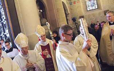 Procesja rozpoczynająca diecezjalną inaugurację Roku Wiary i synodu przeszła  przez Drzwi Płockie  w katedrze