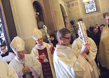 Procesja rozpoczynająca diecezjalną inaugurację Roku Wiary i synodu przeszła  przez Drzwi Płockie  w katedrze