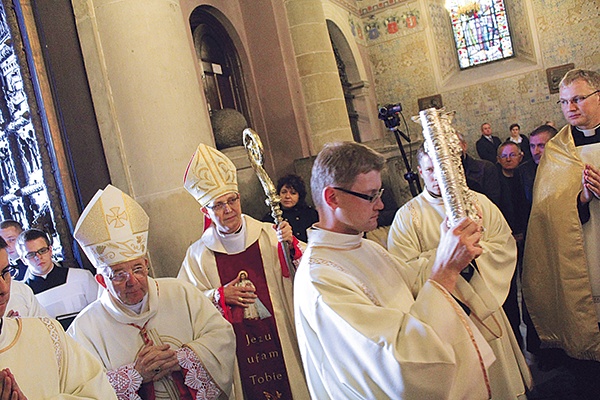 Procesja rozpoczynająca diecezjalną inaugurację Roku Wiary i synodu przeszła  przez Drzwi Płockie  w katedrze