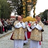 Po Mszy św. ulicami miasta przeszła procesja eucharystyczna, w której niesione były również relikwie patronki Śląska