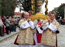 Po Mszy św. ulicami miasta przeszła procesja eucharystyczna, w której niesione były również relikwie patronki Śląska