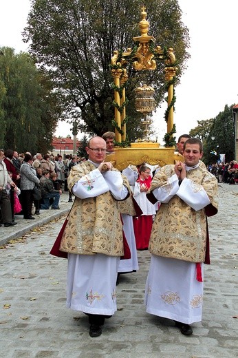 Po Mszy św. ulicami miasta przeszła procesja eucharystyczna, w której niesione były również relikwie patronki Śląska