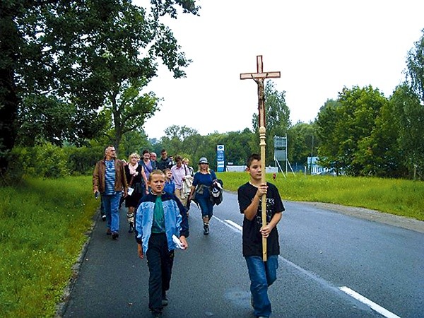  Parafianie często pielgrzymują. W tym roku wyruszyła po raz pierwszy maryjna pielgrzymka z Zielonej Górki do Nikielkowa 