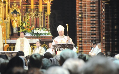 Bp Jan Kopiec podczas Eucharystii na rozpoczęcie Roku Wiary w gliwickiej katedrze 