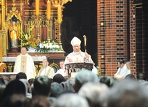 Bp Jan Kopiec podczas Eucharystii na rozpoczęcie Roku Wiary w gliwickiej katedrze 