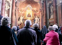 Pielgrzymka Grup Żywego Różańca należy do najliczniejszych spośród tych, które przybywają do Matki Bożej Pokornej w Rudach