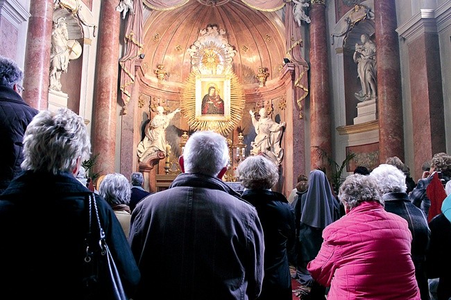 Pielgrzymka Grup Żywego Różańca należy do najliczniejszych spośród tych, które przybywają do Matki Bożej Pokornej w Rudach