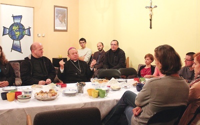 Biskup Gerard Kusz spotykał się ze studentami w DA, z lewej o. Robert Więcek SJ 