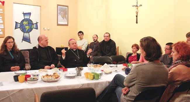 Biskup Gerard Kusz spotykał się ze studentami w DA, z lewej o. Robert Więcek SJ 