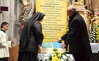 Przed ołtarz zostały przyniesione Dokumenty Soboru Watykańskiego II i Katechizm Kościoła Katolickiego