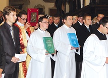 Uroczyste wniesienie dokumentów Soboru Watykańskiego II  i „Katechizmu Kościoła katolickiego”