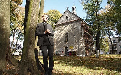 Ks. Rafał Śpiewak przed rybnickim kościółkiem akademickim