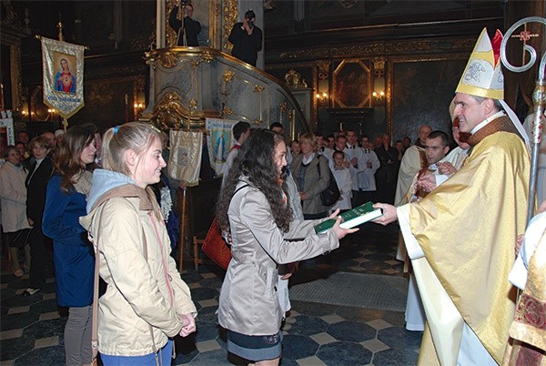  Biskup przekazał wiernym teksty soborowe i katechizm