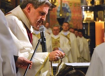  Biskup Krzysztof Nitkiewicz udziela chrztu osobom dorosłym w katedrze sandomierskiej