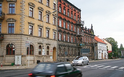 We wtorek 9 października przed budynkiem Sądu Rejonowego w Lwówku Śl. co kilka godzin organizowano pikiety przeciwko zamianie placówki na wydział zamiejscowy sądu w Lubaniu