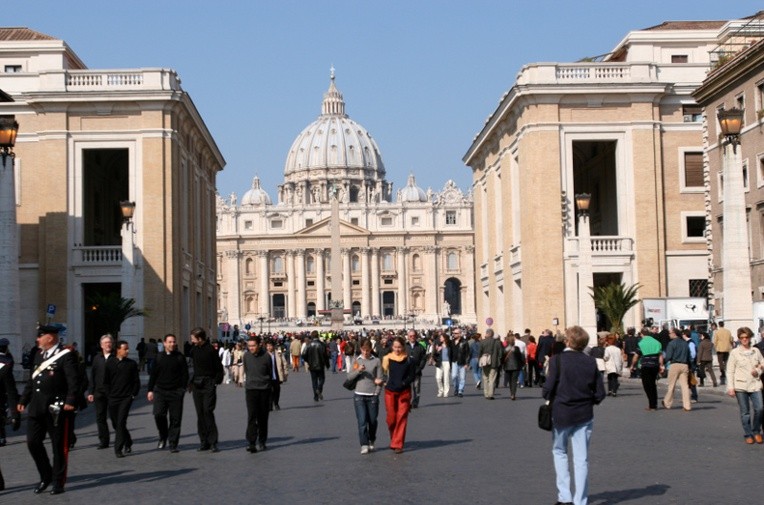 Synod: O sektach, rodzinie i katechezie
