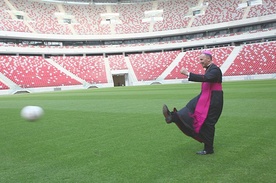 Płytę stadionu osobiście poświęcił w maju bp Marek Solarczyk