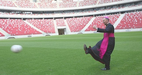 Płytę stadionu osobiście poświęcił w maju bp Marek Solarczyk