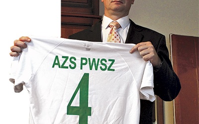  W tej koszulce wystąpił w niedzielnym turnieju rektor uczelni Paweł Maciaszczyk 