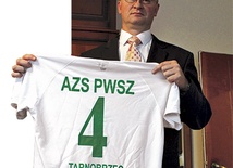  W tej koszulce wystąpił w niedzielnym turnieju rektor uczelni Paweł Maciaszczyk 