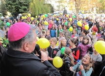 Przed katedrą dzieci powitał bp Henryk Tomasik