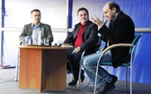 Paweł Bochniarz, Bogdan Rymanowski i Adam Woronowicz dyskutują o ojcostwie