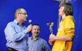 Dariusz Justyniarski wręcza puchar zwycięzcy w grupie seniorów