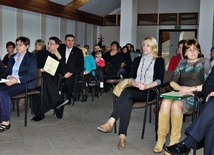 Spotkanie płońskich urzędników z rodzinami osób niepełnosprawnych odbyło się w auli przy parafii pw. św. M.Kolbego