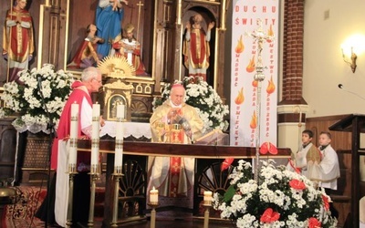 Bp Andrzej F. Dziuba i proboszcz ks. Mirosław Czarnołęcki w czasie Mszy dziękczynnej za konsekrację kościoła