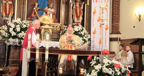 Bp Andrzej F. Dziuba i proboszcz ks. Mirosław Czarnołęcki w czasie Mszy dziękczynnej za konsekrację kościoła