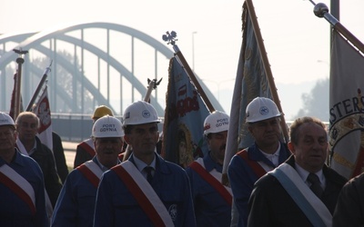 W pielgrzymce biorą udział poczty sztandarowe zakładowych komisji NSZZ Solidarność