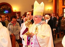 Abp Celestino Migliore z relikwiami bł. Jana Pawła II