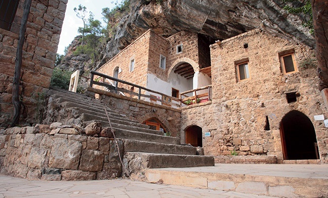 Najstarszą siedzibę patriarchów maronickich wybudowano w skale