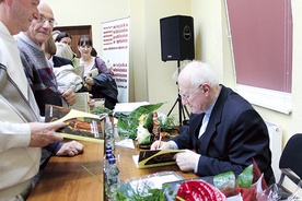  Po spotkaniu autor podpisywał książki