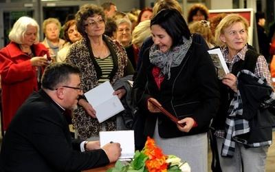 Ks. Ryszard Winiarski rozdaje autografy