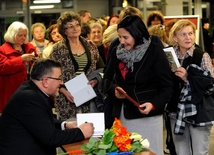 Ks. Ryszard Winiarski rozdaje autografy