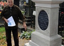 Janusz Wieczorek opowiada o nagrobku kapitana wojsk Napoleona Franciszka Truszkowskiego, najstarszym z zachowanych na cmentarzu