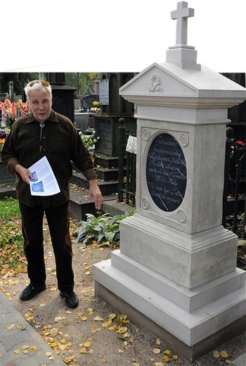 Janusz Wieczorek opowiada o nagrobku kapitana wojsk Napoleona Franciszka Truszkowskiego, najstarszym z zachowanych na cmentarzu