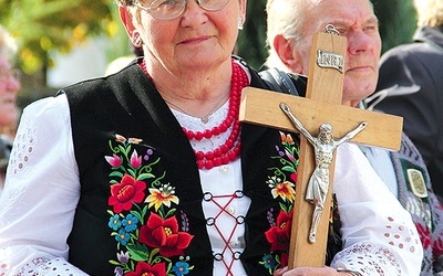  Janina Kuczek należy także do kółka różańcowego 