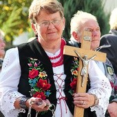  Janina Kuczek należy także do kółka różańcowego 