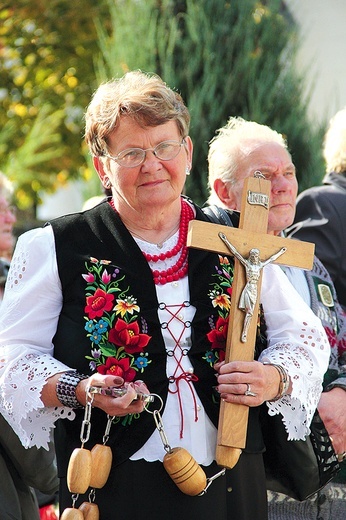  Janina Kuczek należy także do kółka różańcowego 