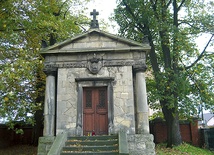 Kaplica grobowa przy kościele w Brzeziu kryje prochy przedstawicieli rodu Żeleńskich 